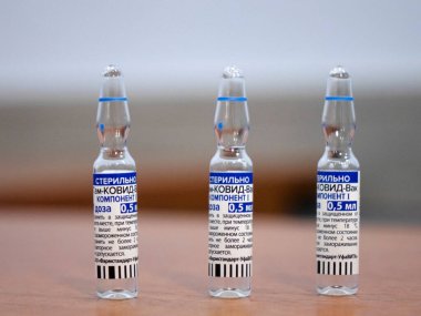 Sputnik V olarak bilinen GAM COVID vakum aşısının ampulleri. Rusça 'da Gam-COVID-Vac, Bileşen 1 olarak tercüme edilir. Yeni Aşı Çalışması - Moskova 11.06.2021