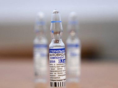 Sputnik V olarak bilinen GAM COVID vakum aşısının ampulleri. Rusça 'da Gam-COVID-Vac, Bileşen 1 olarak tercüme edilir. Yeni Aşı Çalışması - Moskova 11.06.2021
