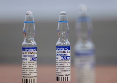 Sputnik V olarak bilinen GAM COVID vakum aşısının ampulleri. Rusça 'da Gam-COVID-Vac, Bileşen 1 olarak tercüme edilir. Yeni Aşı Çalışması - Moskova 11.06.2021