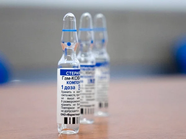 Ampollas de la vacuna GAM COVID Vac, conocida como Sputnik V. Escrito en ruso traducido como Gam-COVID-Vac, Componente 1. Nuevo estudio de vacunas - Rusia.Moscú 11.06.2021 — Foto de Stock