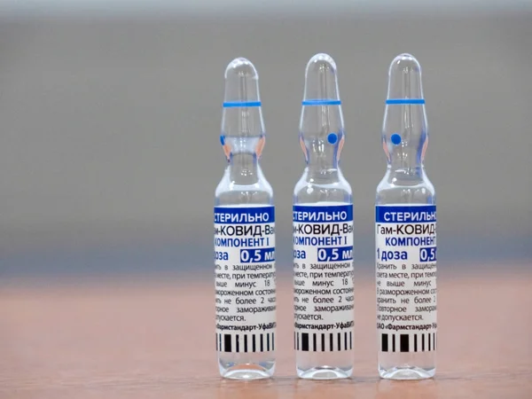 Ampollas de la vacuna GAM COVID Vac, conocida como Sputnik V. Escrito en ruso traducido como Gam-COVID-Vac, Componente 1. Nuevo estudio de vacunas - Rusia.Moscú 11.06.2021 — Foto de Stock