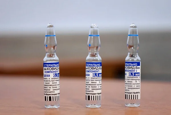 Ampullen des GAM COVID Vac Impfstoffs, bekannt als Sputnik V. In russischen Wörtern geschrieben, übersetzt als Gam-COVID-Vac, Komponente 1. Neue Impfstoffstudie - Russien.Moskau 11.06.2021 — Stockfoto