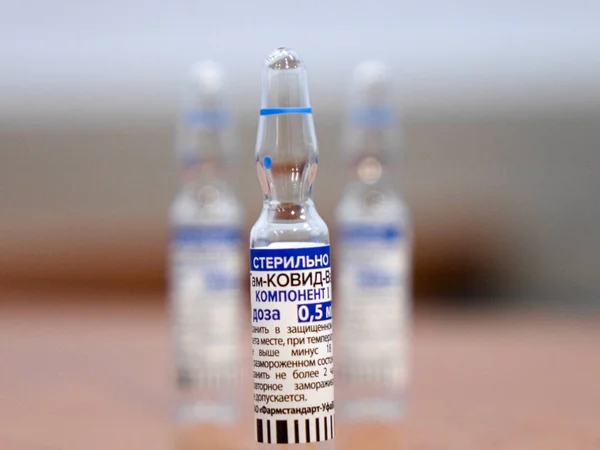 Ampullen des GAM COVID Vac Impfstoffs, bekannt als Sputnik V. In russischen Wörtern geschrieben, übersetzt als Gam-COVID-Vac, Komponente 1. Neue Impfstoffstudie - Russien.Moskau 11.06.2021 — Stockfoto