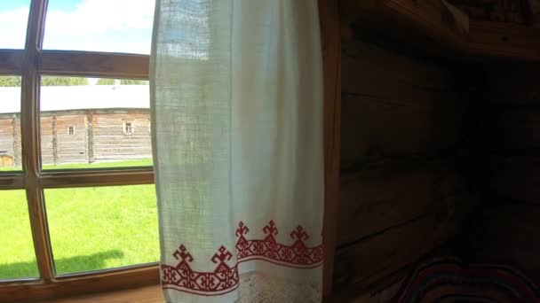 Una ventana en una cabaña eslava de madera. Decoración interior de la antigua mansión eslava. — Vídeos de Stock