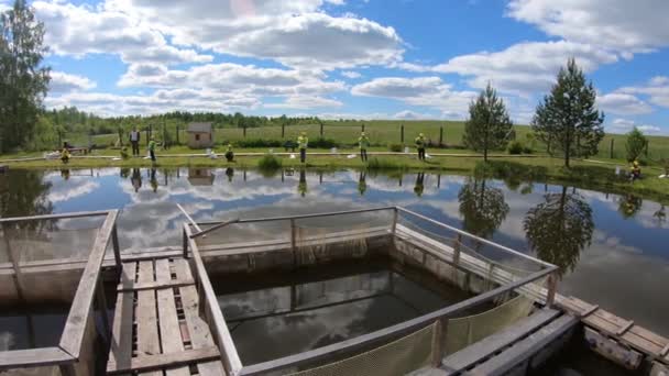 Niños en un viaje de pesca. Fishermans Day en una granja pesquera. 14 de julio de 2020 en Ustye, Rusia. — Vídeos de Stock