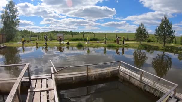 Děti na rybářské výpravě. Den rybářů na rybářské farmě. 14. července 2020 v ruském Ustye. — Stock video