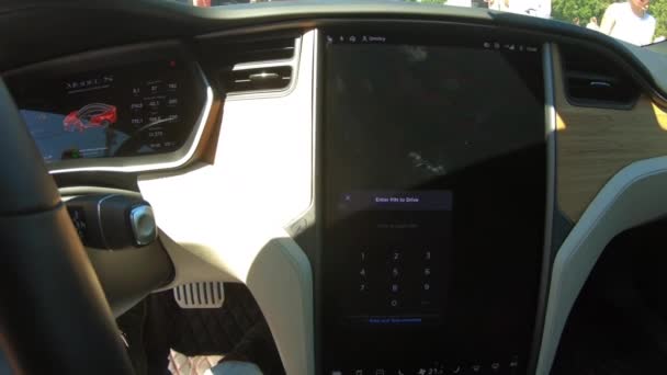 Un coche eléctrico TESLA. El panel táctil dentro del coche Tesla. Un coche autónomo de alta tecnología. Moscú, Rusia-mayo de 2021 — Vídeo de stock