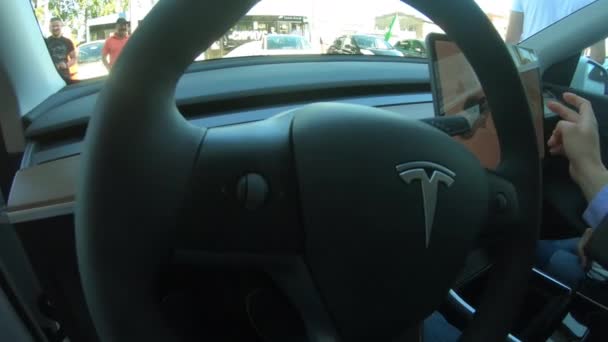 Um carro eléctrico da TESLA. O painel táctil dentro do carro Tesla. Um carro autônomo de alta tecnologia. Moscou, Rússia - maio de 2021 — Vídeo de Stock