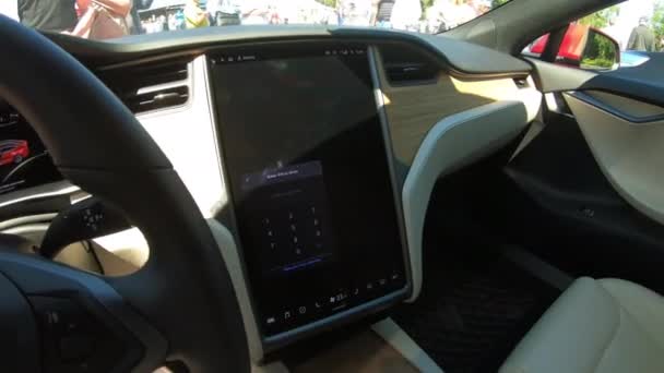 Un coche eléctrico TESLA. El panel táctil dentro del coche Tesla. Un coche autónomo de alta tecnología. Moscú, Rusia-mayo de 2021 — Vídeos de Stock