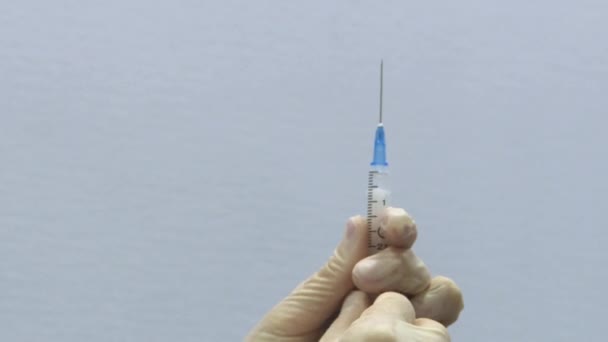 Orvosi fecskendő előkészítése injekcióhoz. Egészségügyi és orvosi fogalmak. — Stock videók