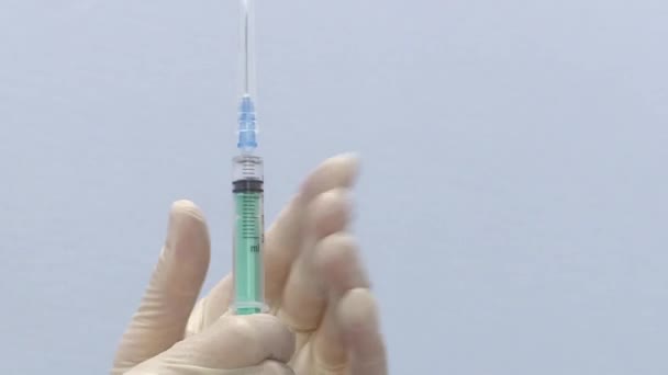 Förberedelse av en medicinsk spruta för injektion. Hälsa och medicinska begrepp. — Stockvideo