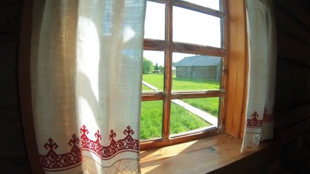 Una ventana en una cabaña eslava de madera. Decoración interior de la antigua mansión eslava. — Vídeos de Stock