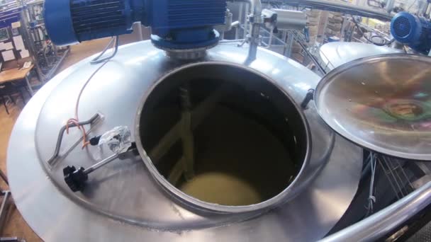 Fábrica para la producción de mantequilla. Línea automatizada. Producción de alimentos — Vídeos de Stock