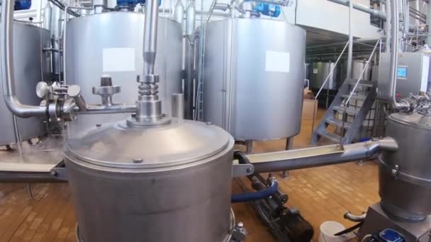 Fábrica para la producción de mantequilla. Línea automatizada. Producción de alimentos — Vídeos de Stock