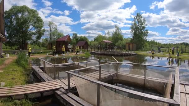 Niños en un viaje de pesca. Fishermans Day en una granja pesquera. 14 de julio de 2020 en Ustye, Rusia. — Vídeos de Stock