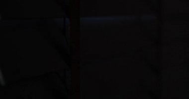 Kara panjurlar açık..