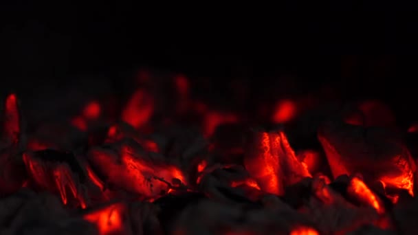Schwelende Glut: Die brennende Textur roter Holzkohle in einem Grill — Stockvideo
