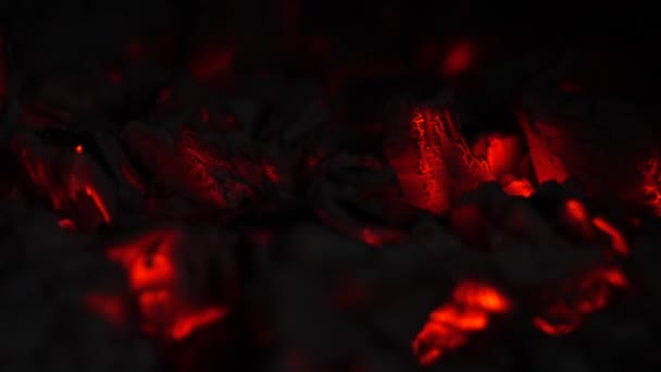 Doutnající uhlíky.Hořící textura červeného uhlí v grilu — Stock video