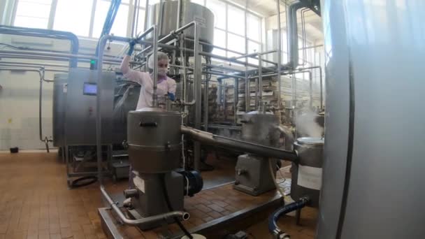 Una tecnologa donna controlla l'attrezzatura in fabbrica. Vologda. Russia-maggio 2020 — Video Stock