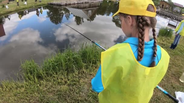 Dzieci na wyprawie na ryby. Dzień Rybaka na farmie rybackiej. 14 lipca 2020 w Ustye, Rosja. — Wideo stockowe
