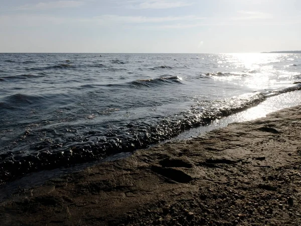 Contaminación petrolera cerca de la costa marina.Ecología. Contaminación ambiental. —  Fotos de Stock