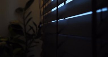 Kara panjurlar açık..