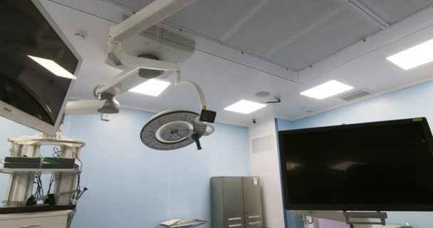 Sala de operações. Equipamento cirúrgico moderno na sala de cirurgia. Vologda. Rússia-agosto 2020 — Vídeo de Stock