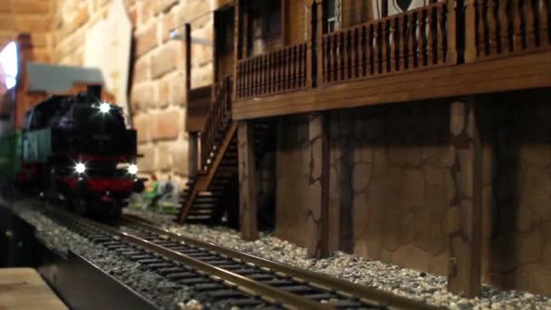 おもちゃの列車はカフェの訪問者に飲み物を提供します。ヴォローダ。ロシア- 2021年6月10日. — ストック動画