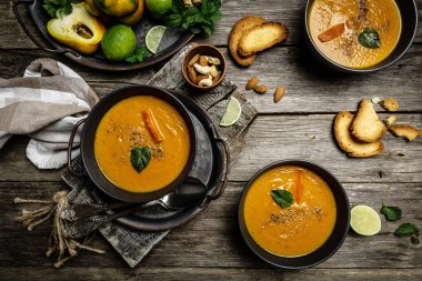 Hafif yaz çorbası fırında biber, havuç ve peynir, limon suyu ve zencefil, fındık ve taze nane ile servis ediliyor, yemek tarifi geçmişi. en üstteki görünüm.