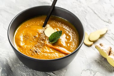 Havuç ve balkabağı kremalı çorba fırında biber ve peynir, limon suyu ve zencefil.