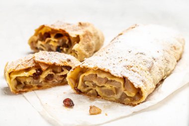 Ev yapımı geleneksel elmalı turta, klasik ve muhtemelen Avusturya 'nın dışında en çok bilinen Viyana pastası.