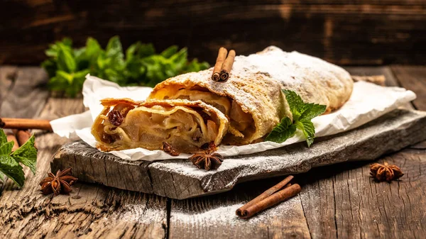 Traditionella bitar av äppelstrudel med kanel, russin, pulversocker och mynta. klassiska och förmodligen den mest kända wienska bakverk utanför Österrike — Stockfoto