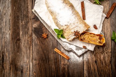 Tahta üzerinde çörek ya da elmalı turta. Ev yapımı Noel pastası. Üst görünüm