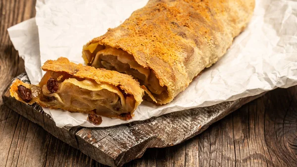 Strudel de maçã caseiro tradicional na mesa de madeira. Sobremesa austríaca assada crocante — Fotografia de Stock