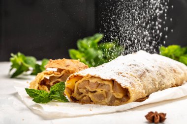 Elma, nane ve kuru üzümlü klasik Viyana Noel çöreği, yıldız anason, tarçın çubukları, yukarıdan süzme şeker tozu, metin için yer
