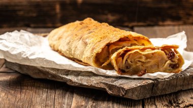 Tahta üzerinde çörek ya da elmalı turta. Ev yapımı Noel pastası. Avusturyalı Alman yemekleri..