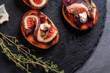 Karamelli soğanlı tost, keçi peyniri, krem peynir, kekik, bal ve incir. Cevizli incir. Mavi peynir ve bal. Lezzetli aperatif, aperatif olarak ideal..