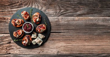 Karamelli soğanlı tost, keçi peyniri, krem peynir, kekik, bal ve incir. Cevizli incir. Mavi peynir ve bal. Pankart, yemek servisi menü tarifi yeri, metin, üst görünüm.