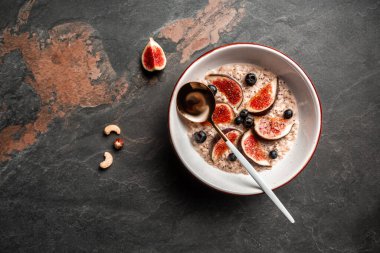 Sağlıklı diyet kahvaltı. Chia tohumlu yulaf ezmesi ve meyve inciri, çilek, glüten, laktozsuz, fitness yiyeceği. en üstteki görünüm.