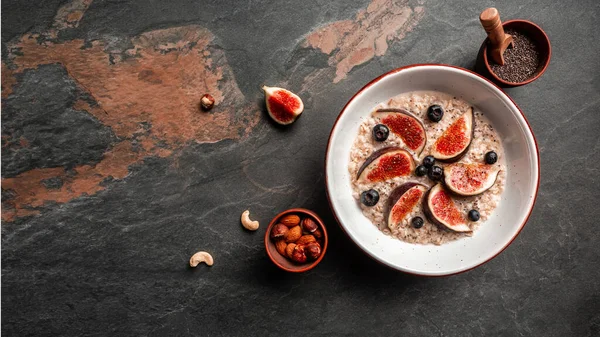 Sağlıklı diyet kahvaltı. Chia tohumlu yulaf ezmesi ve meyve inciri, çilek, glüten, laktozsuz, fitness yiyeceği. en üstteki görünüm.