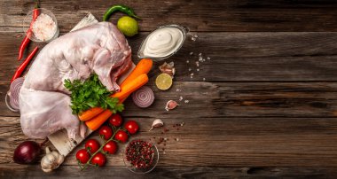 Limonlu çiğ tavşan, ekşi krema, havuç, maydanoz, ahşap zemin üzerinde sebzeler. pankart, menü, tarif, metin için yer.