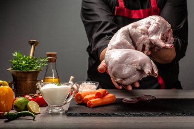 Ekşi kremalı, havuçlu, maydanozlu, sebzeli ve sarımsaklı çiğ tavşan eti..