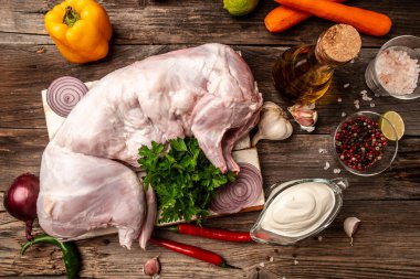 Tam tavşan, baharatlı ve sebzeli çiğ et, yemek tarifi geçmişi. en üstteki görünüm.