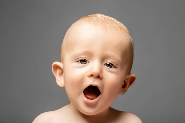 Sevimli Bebek Gri Arka Plan Çocukluk Psikoloji Ebeveynlik Portre Kavramlarıyla — Stok fotoğraf