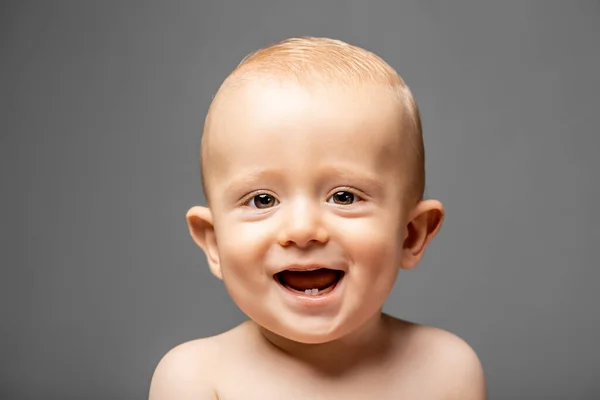 Bebê Feliz Com Primeiro Dente Retrato Close Olhar Para Câmara — Fotografia de Stock