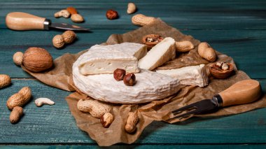 Peynirli beyaz peynir mi yoksa peynirli krema mı? Doğu mutfağı kavramı. Ulusal İtalyan Fransız gurme meze peynir ve fındık.