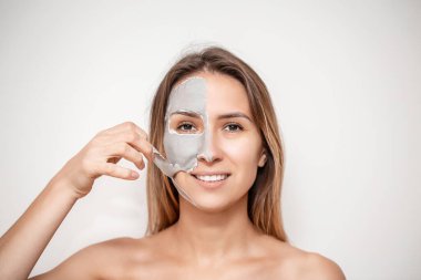 Yüz bakımı. Yüzü nemlendirici aljinat maskeyle kaplı genç bir kadın. Güzel Kadın Kozmetik Maske Alıyor.