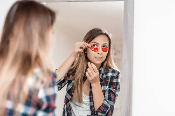 Jovem Mulher Atraente Com Máscara Sob Olhos Olhando Para Espelho — Fotografia de Stock