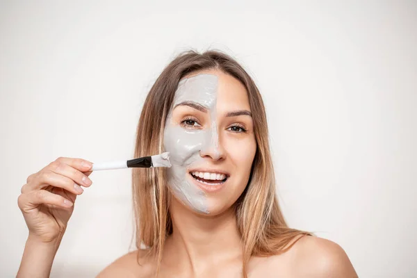 Facial Skin Care Pretty Smiling Woman Covered Moisturizing Alginate Mask — Stock Photo, Image
