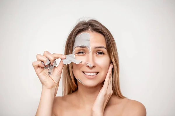 Facial Mask Perempuan Menerapkan Masker Kosmetik Chitosan Allantoin Kolagen Laut — Stok Foto